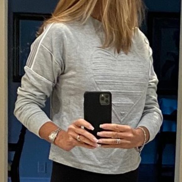 No Boundries Sweatshirt - with HEART DESIGN on Front - Picture 3 of 10